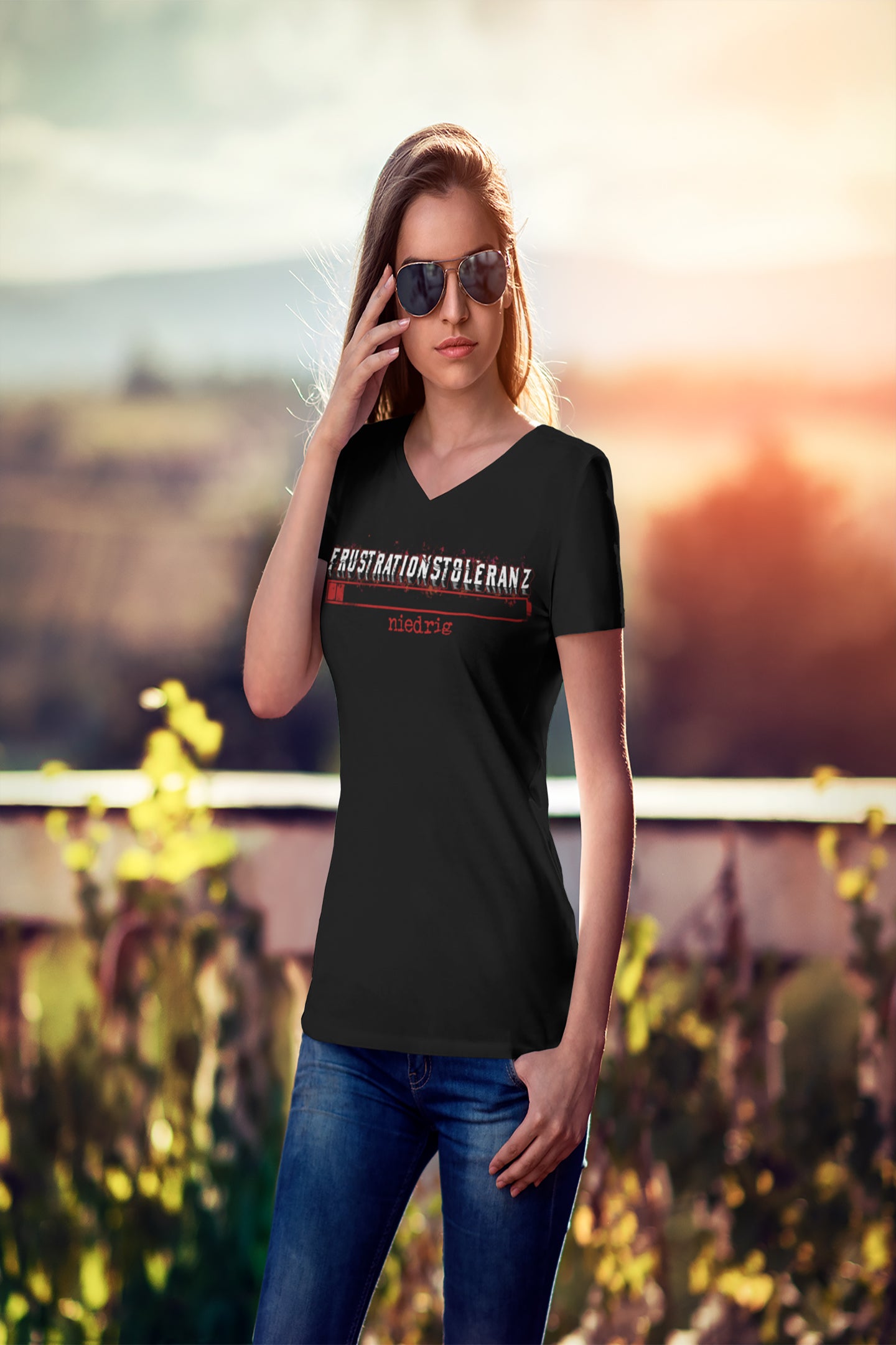 Klassisches Frauen-T-Shirt mit V-Ausschnitt - Frustrationstoleranz niedrig