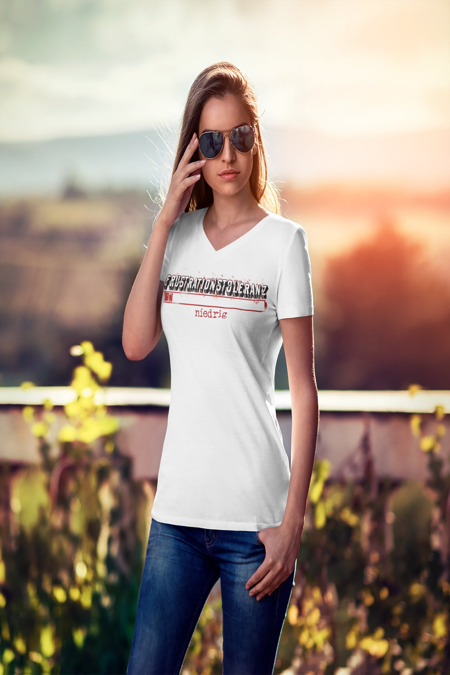 Klassisches Frauen-T-Shirt mit V-Ausschnitt - Frustrationstoleranz niedrig